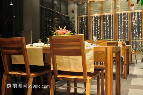 回归自然 现代室内餐厅中的木制家具美学